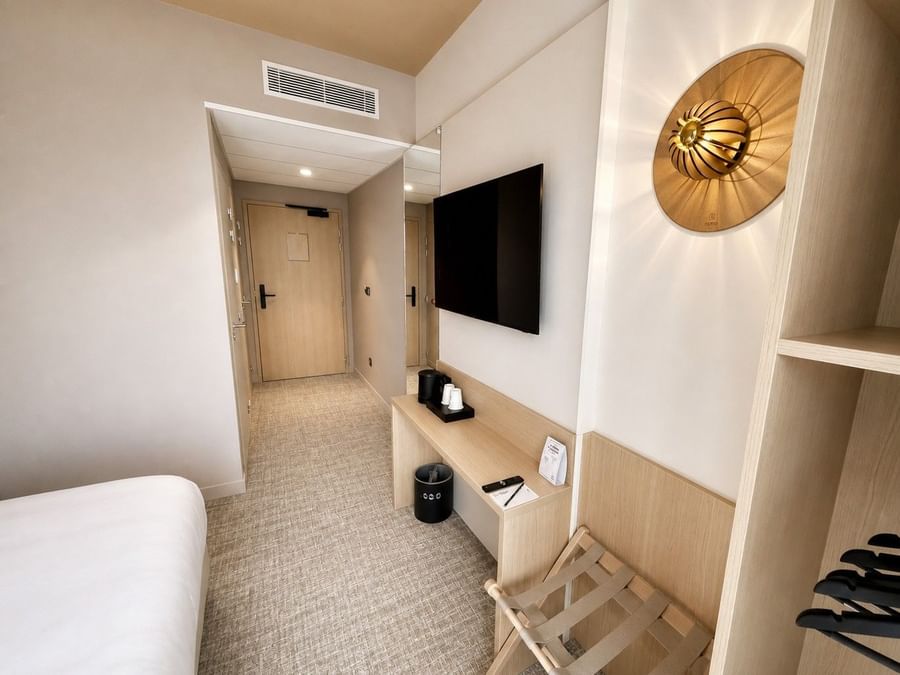 Chambre CLASSIQUE DOUBLE élégante avec télévision et mobilier moderne à Osmo Hôtel, Chantepie.