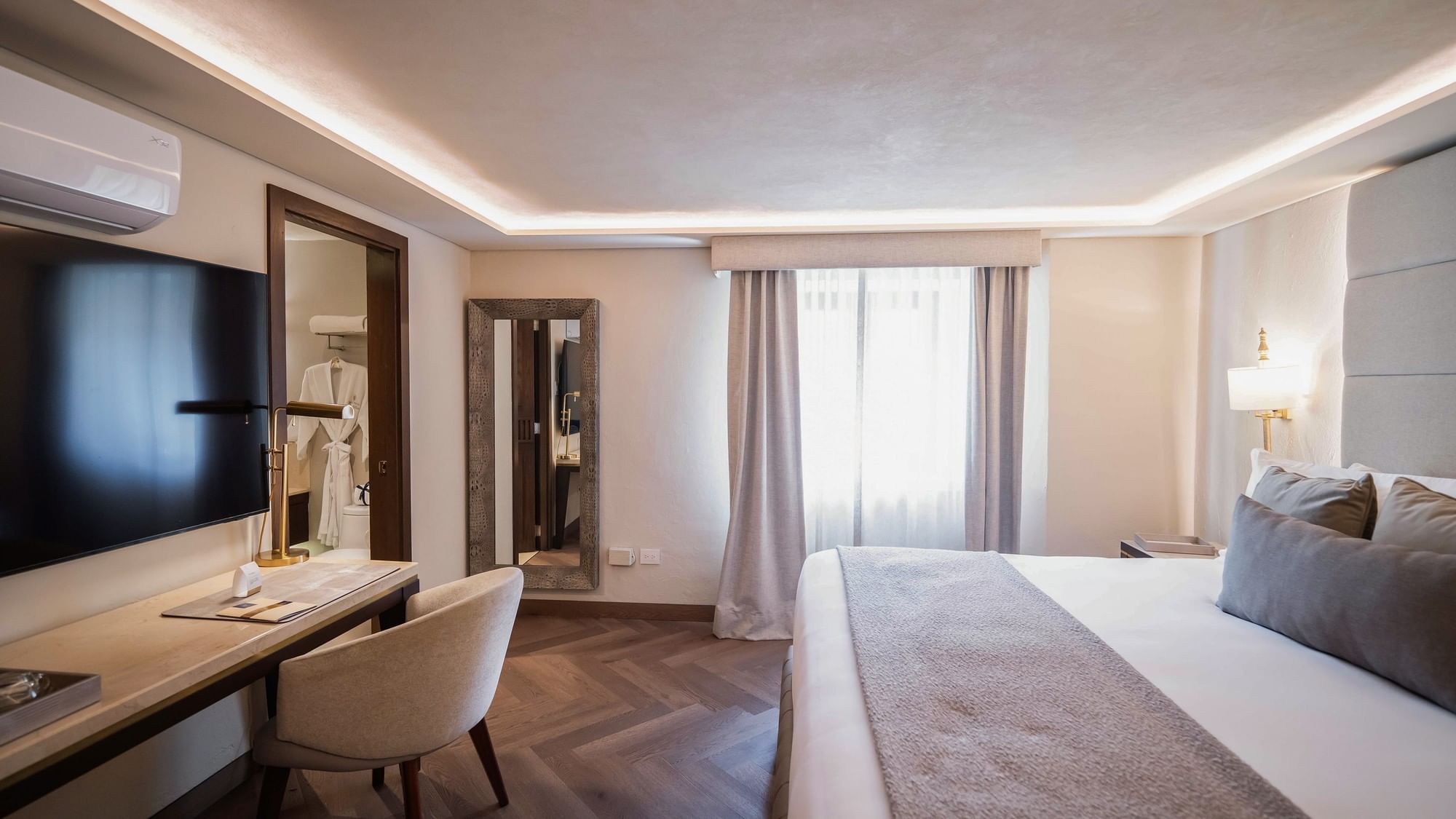 Elegante habitación New Class King con cama grande, escritorio y baño en Quinta Real Puebla, Heroica Puebla de Zaragoza