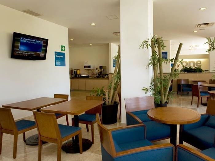 Interior de un comedor en una sala de desayunos en One Hotels