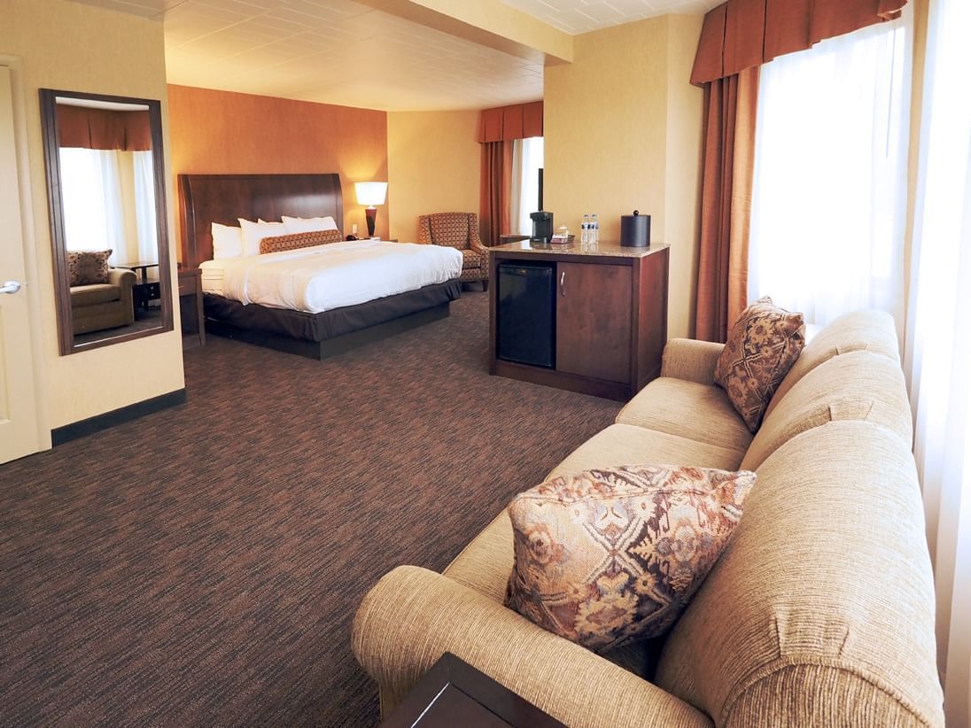 Cozy studio with king bed, sofa, and golf course view at Evergreen Resort in Cadillac.