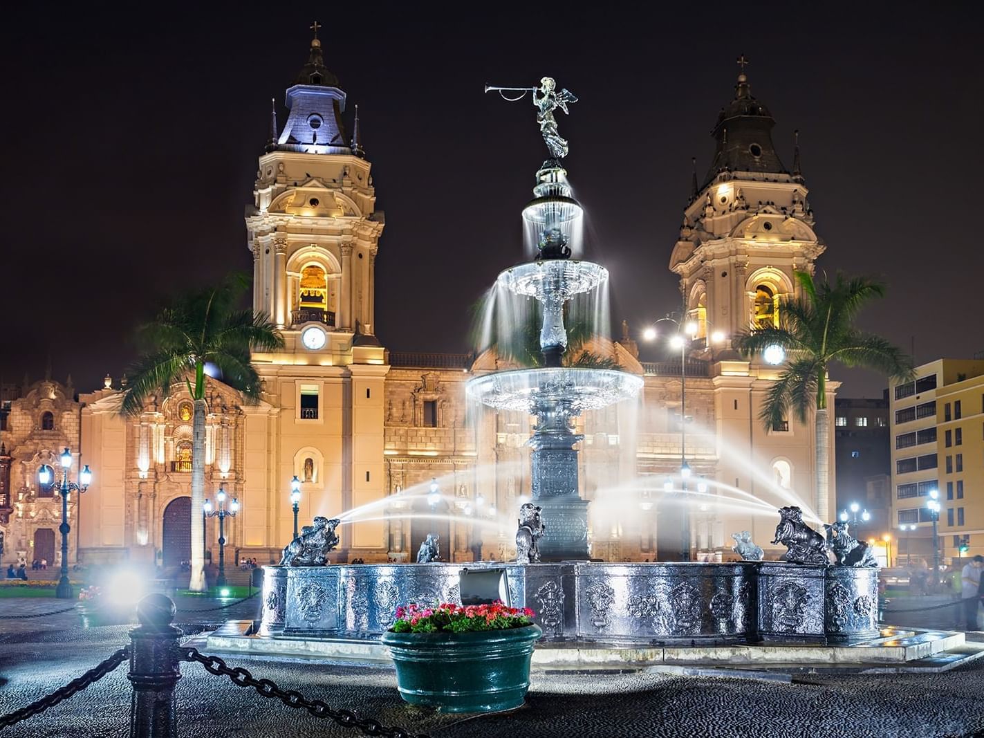 Vista de noche de la plaza de armas de Lima cerca de Delfines Hotel