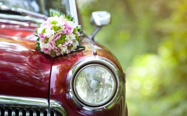 newlyweds arriving in vintage wedding car