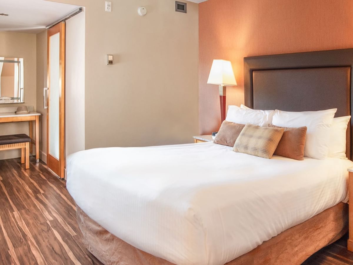 queen bed with lamps