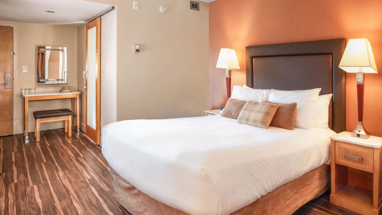 queen bed with lamps