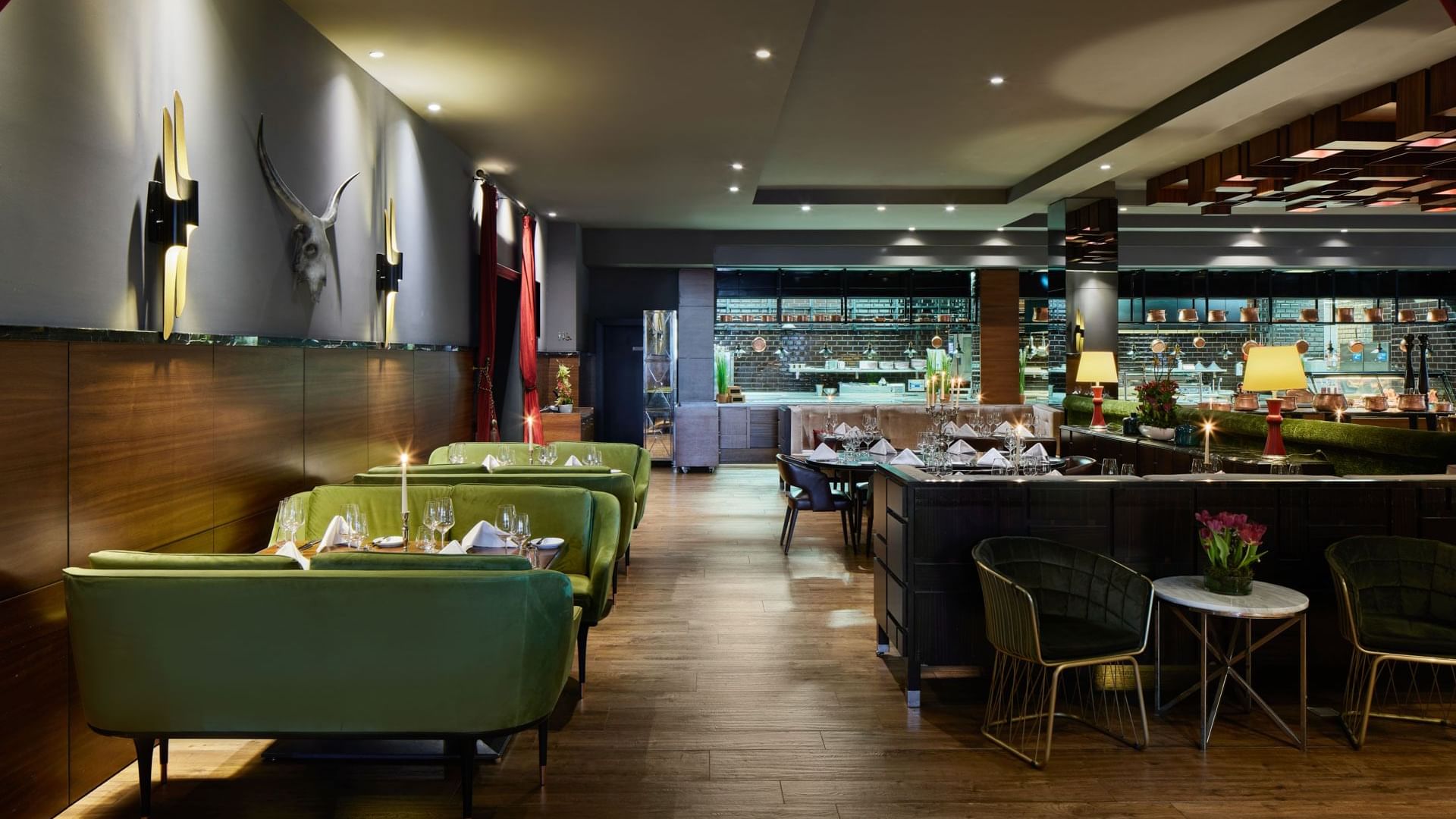 Essbereich mit Tischen, Stühlen und Holzböden im Beef Grill Club von Hasir am Titanic Gendarmenmarkt Berlin