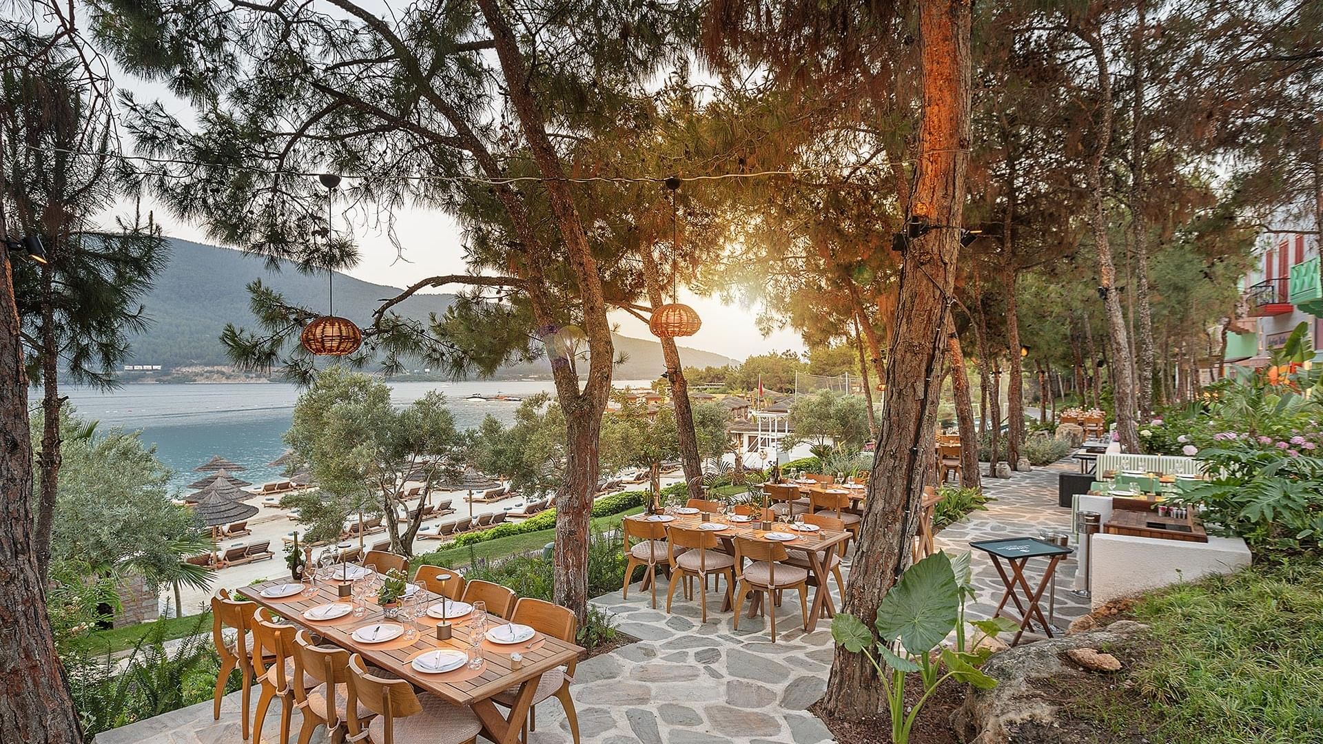 Дневной вид ресторана Pascarella 24/7 — светлая атмосфера и изысканный стиль в Titanic Luxury Collection Bodrum.