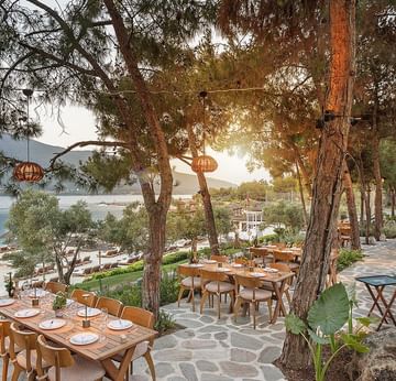 Дневной вид ресторана Pascarella 24/7 — светлая атмосфера и изысканный стиль в Titanic Luxury Collection Bodrum.
