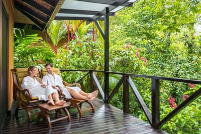 pareja en balcon privado de habitacion hotel costa rica