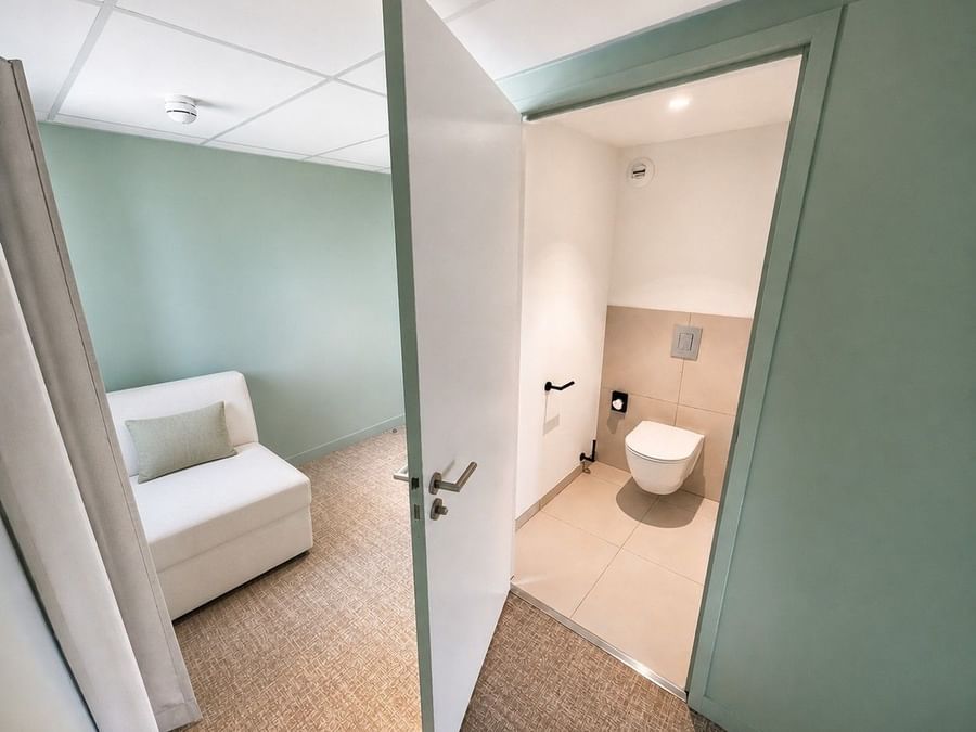 Chambre junior suite avec toilettes séparées à Osmo Hôtel Chantepie