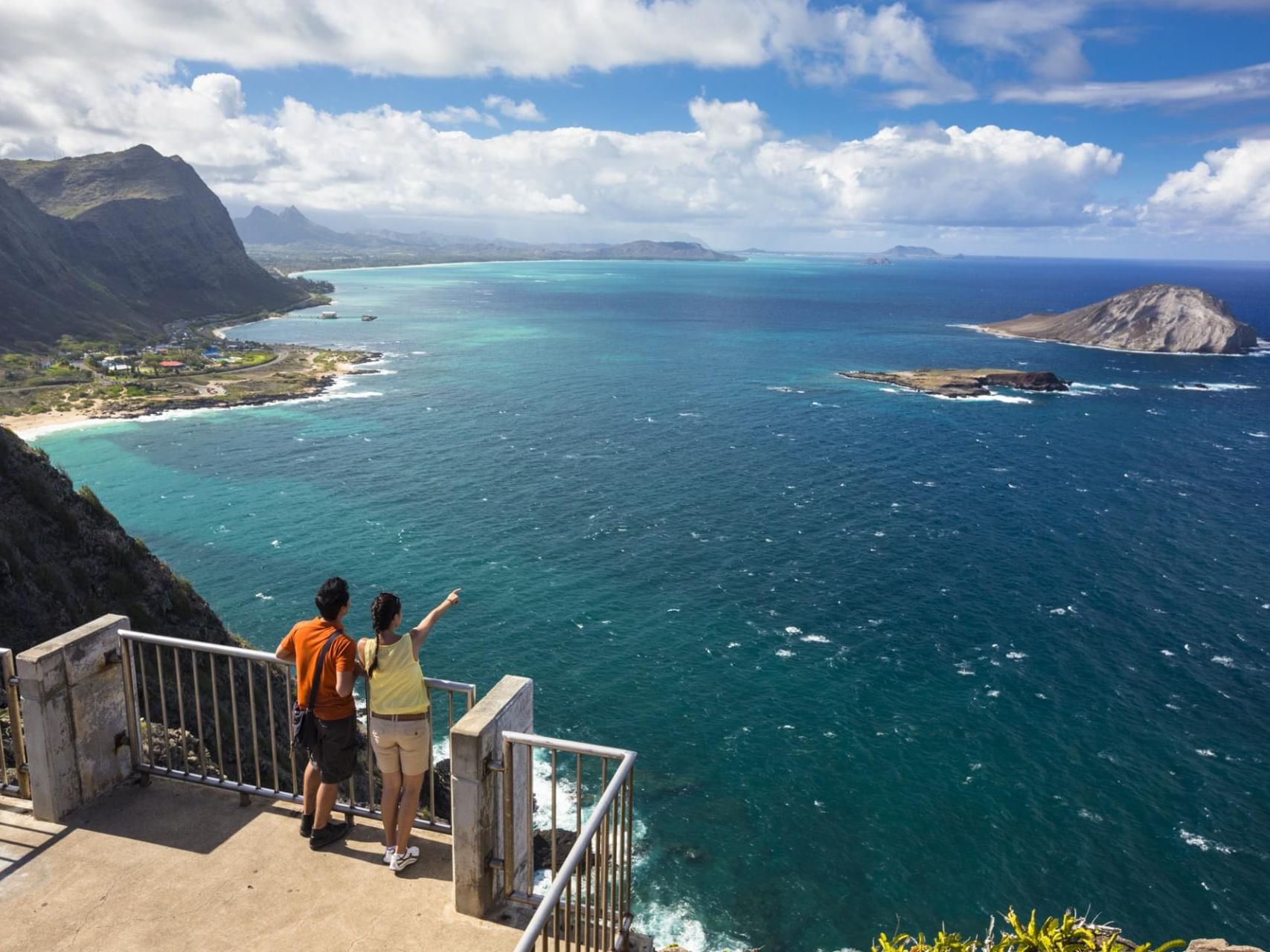 Couple overlooking from Makapuʻu Point Lighthouse Trail near Waikiki Resort Hotel by Sono