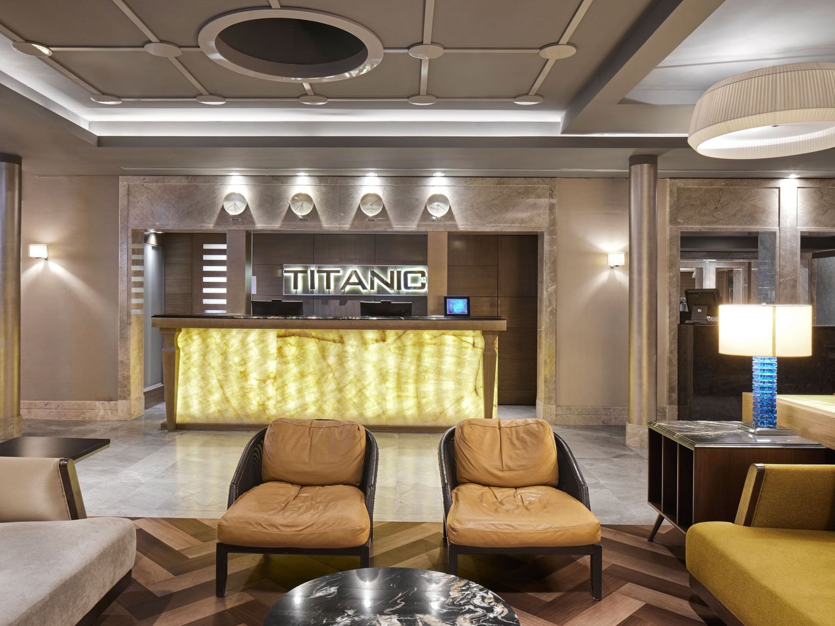 Moderne Lobby mit Sitzbereich unter Pendelleuchten im Titanic Comfort Mitt