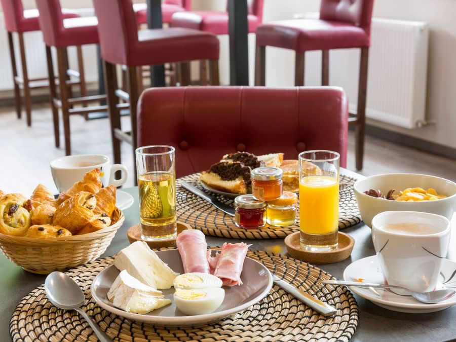 A warm breakfast served at Le Relais des Carnutes