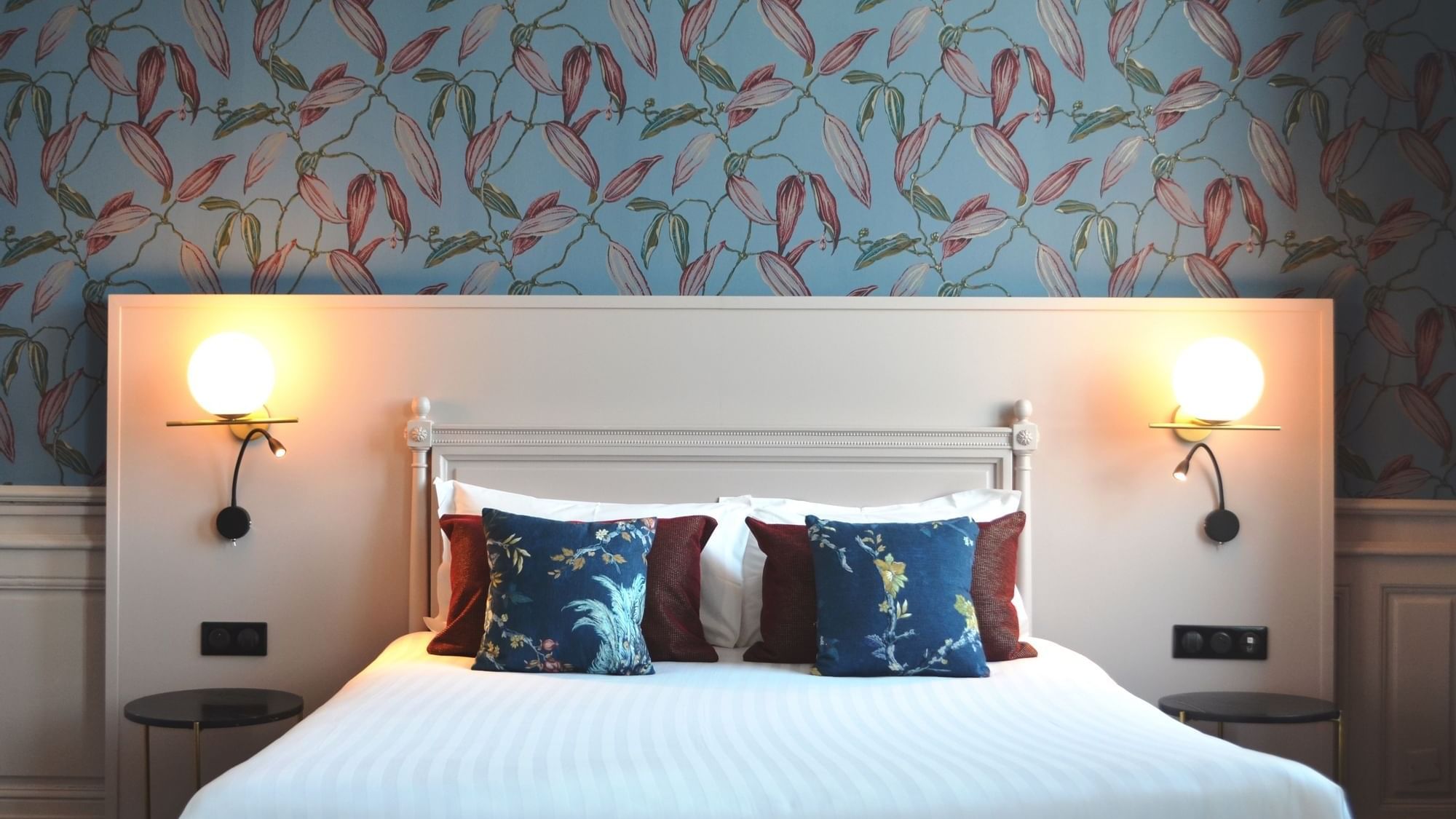 Double bed in Chambre Prestige Loire room at The Originals