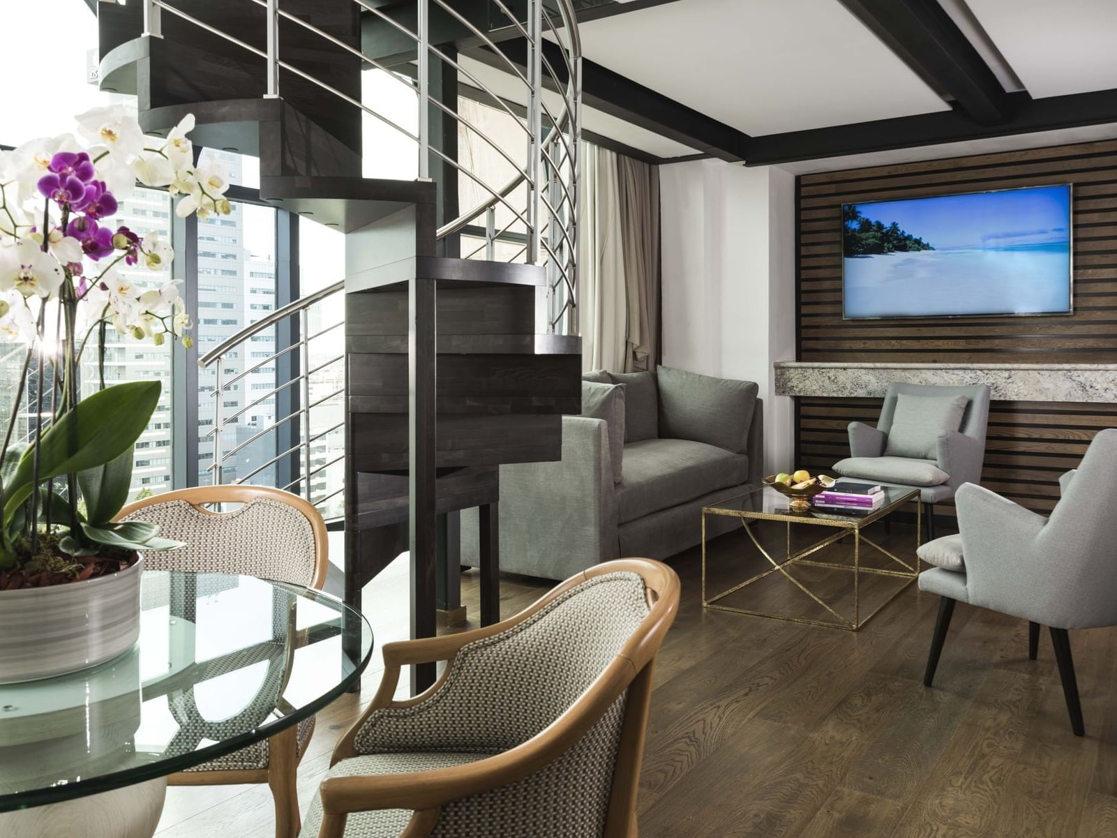 Sala de estar elegante con sofá y vistas a la ciudad en Loft Marquis de Marquis Reforma en Ciudad de México