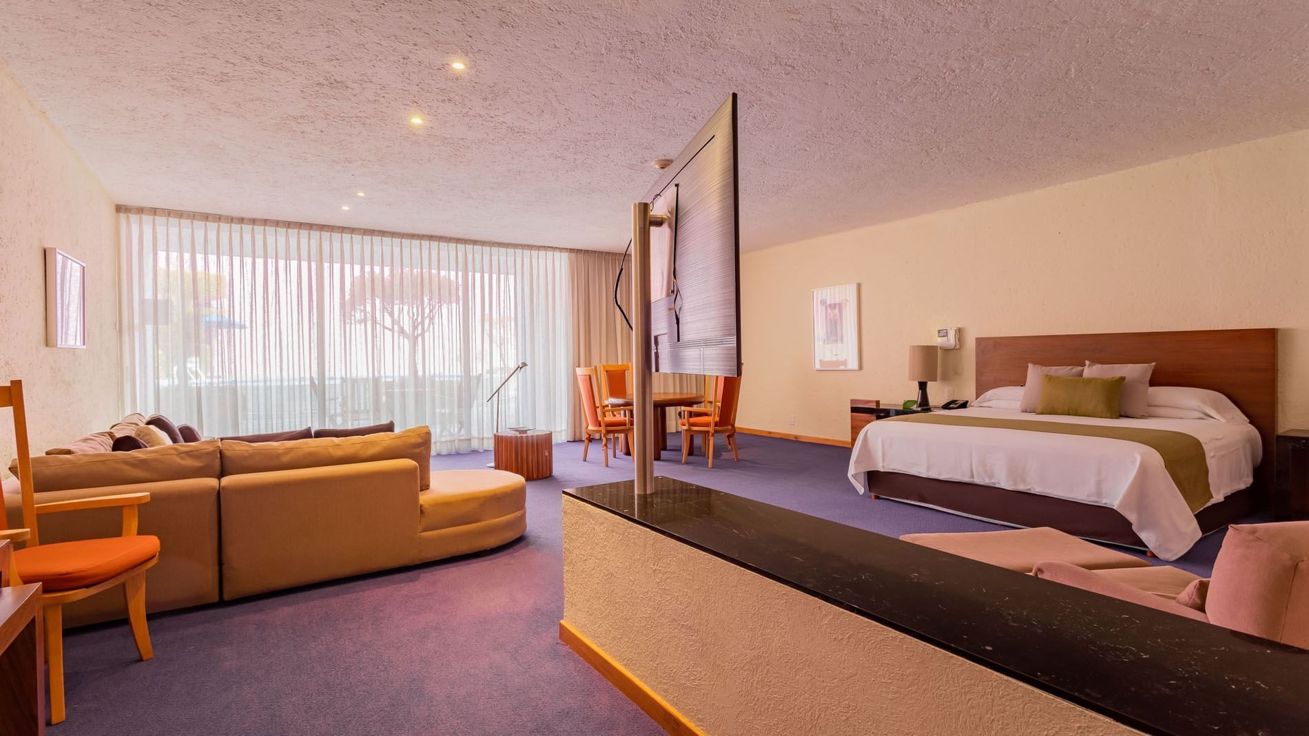 Suite King Fiesta con sala de estar, sofá, TV y mesa de comedor en Camino Real Polanco México