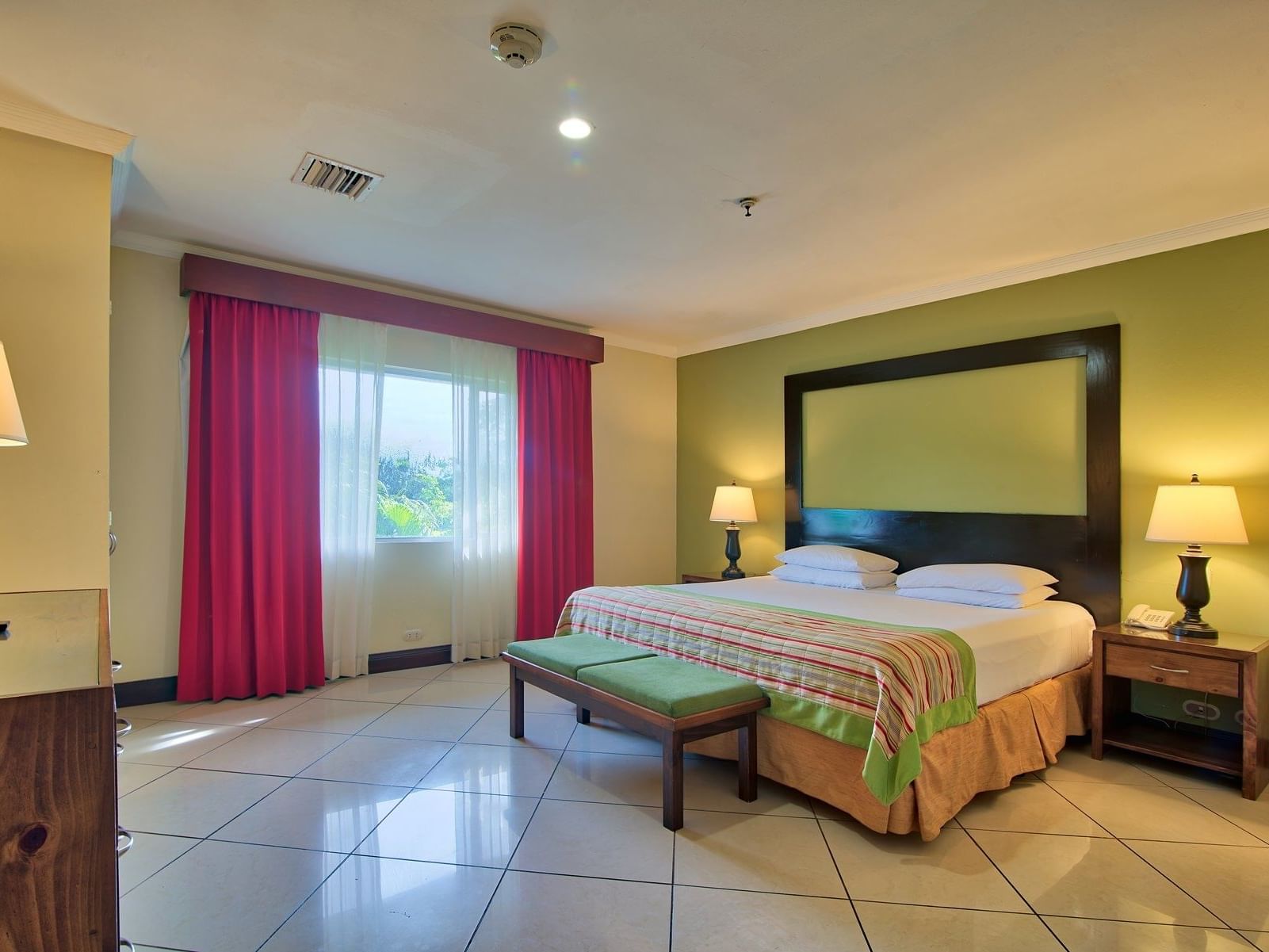 Acogedora cama y muebles en Family Master Room en Fiesta Resort