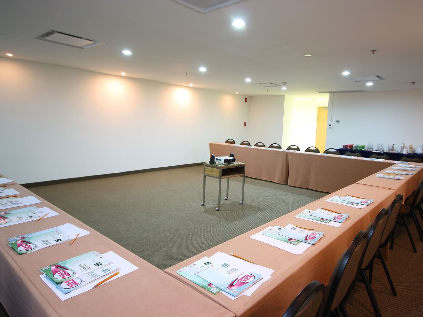 Disposición de mesa en forma de U en una sala de reuniones de One Hotels