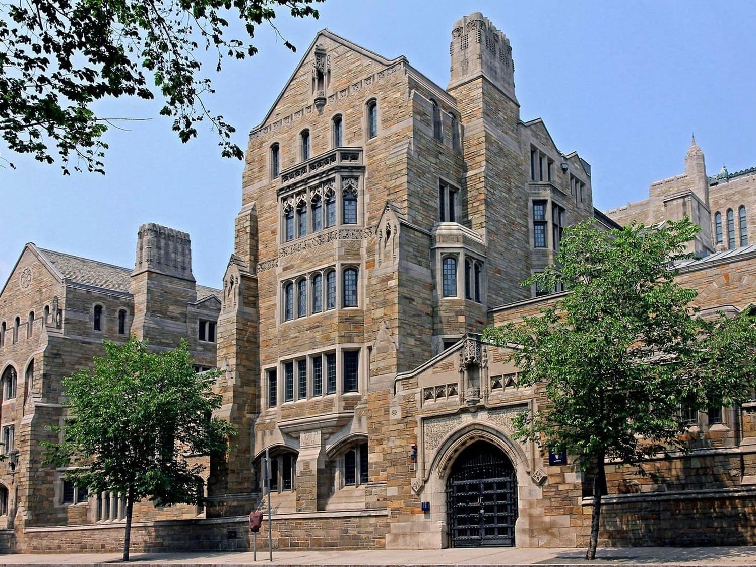 Exterior view of Yale University near New Haven Hotel