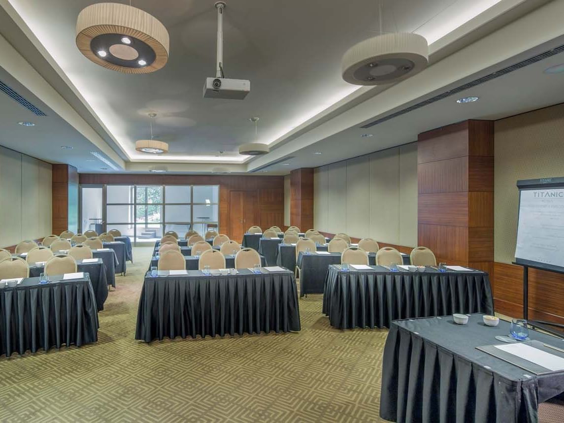 Titanic Business Kartal’daki Borneo salonunda, masa ve sandalyelerle düzenlenmiş sınıf tipi toplantı alanı.