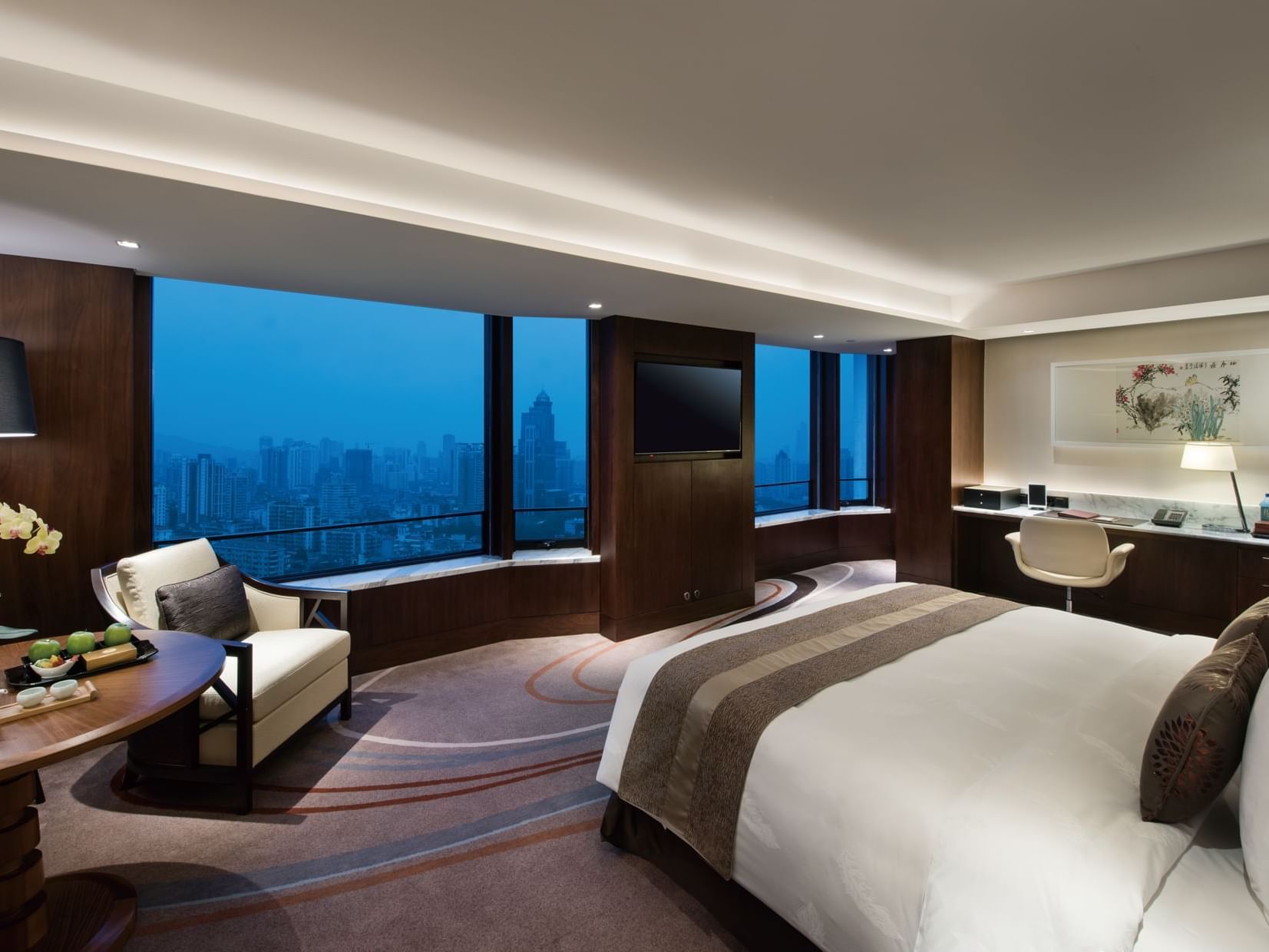 Interior of Deluxe Room with a city view at White Swan hotel
