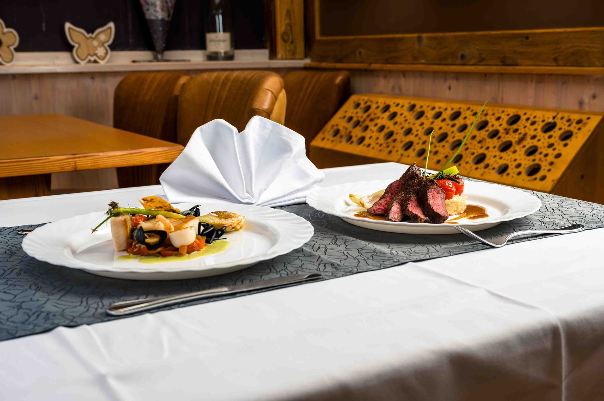 Zwei Hauptspeisen auf Restauranttisch im Vitalhotel Gosau