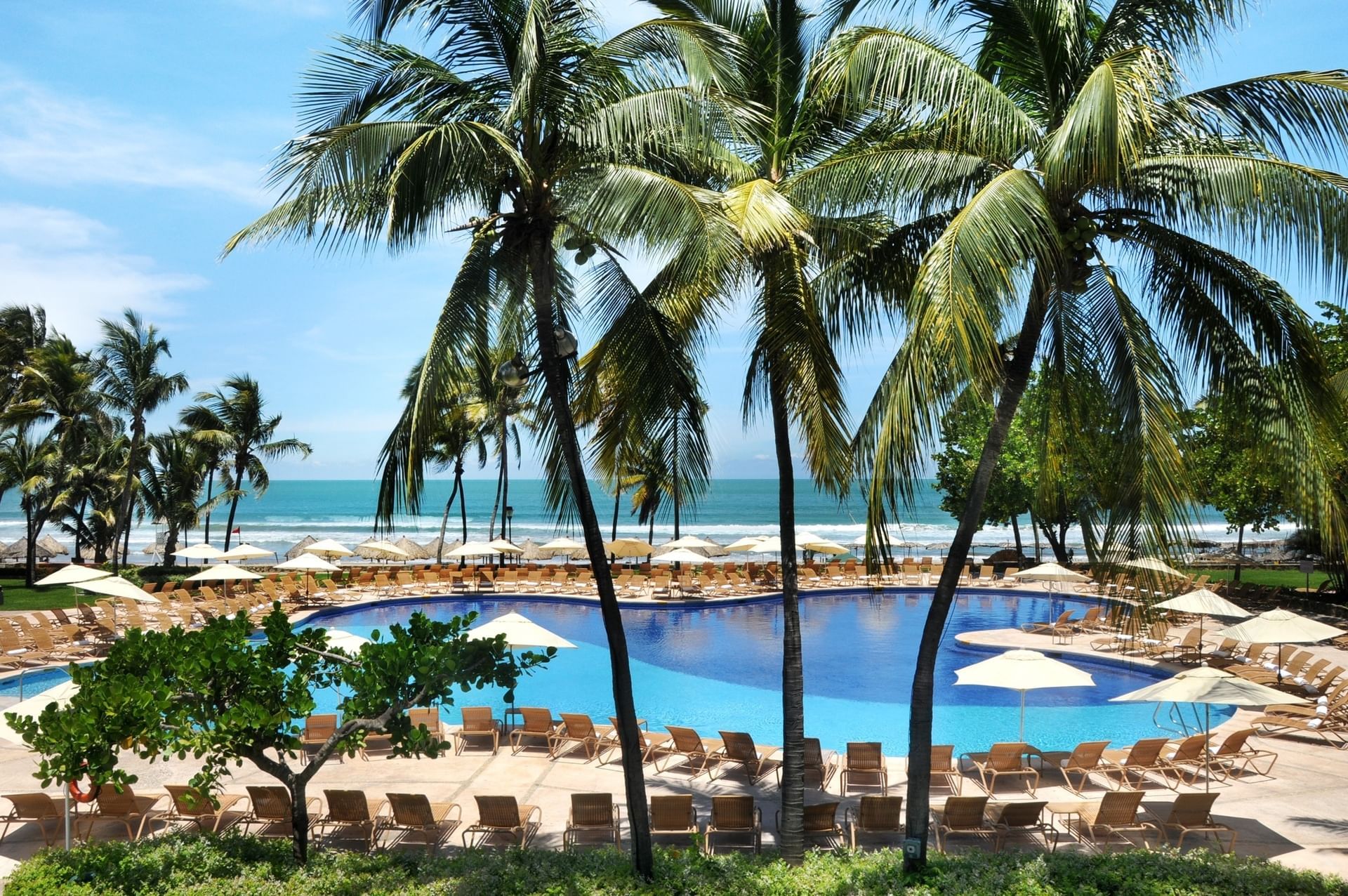Sunbeds by the outdoor pool at Pierre Mundo Imperial