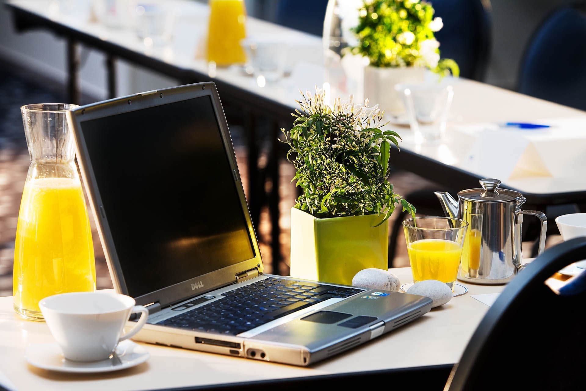 Collations, thé et ordinateur portable sur une table à l'Oceania Brest Centre