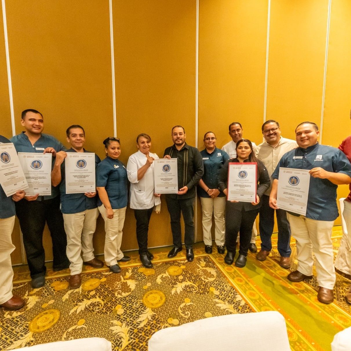 Equipo de Hacienda Buenaventura, todos sostienen un certificado y sonríen a la cámara.