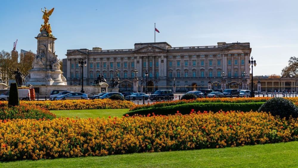 Distant view of Buckingham Palace near The Clermont Victoria