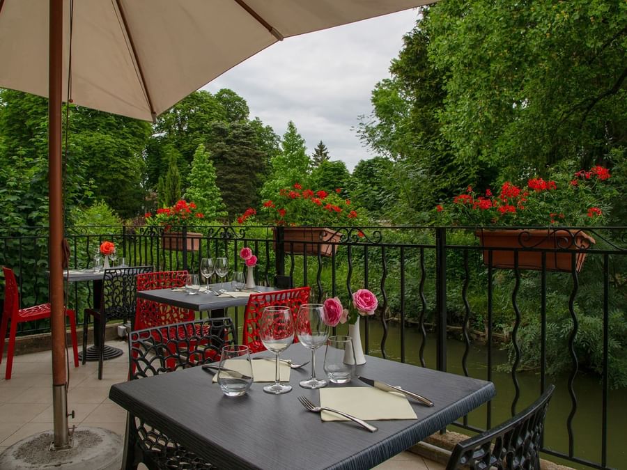 An outdoor dining area at Hotel Le George