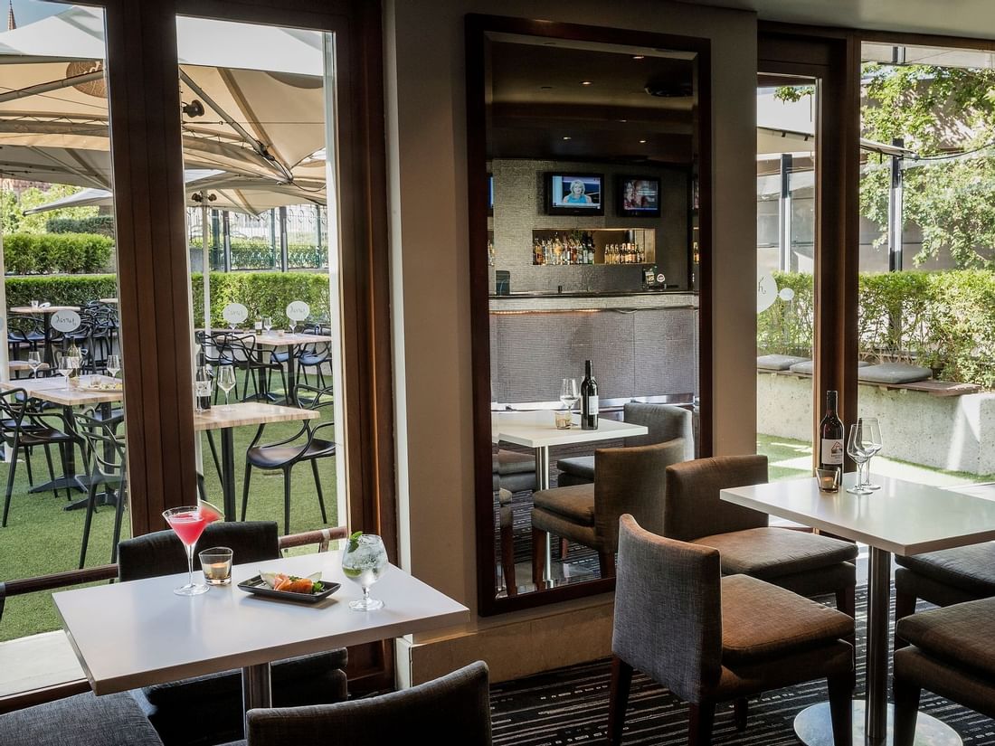 Quay West Suites Melbourne Jarrah Bar in Southbank