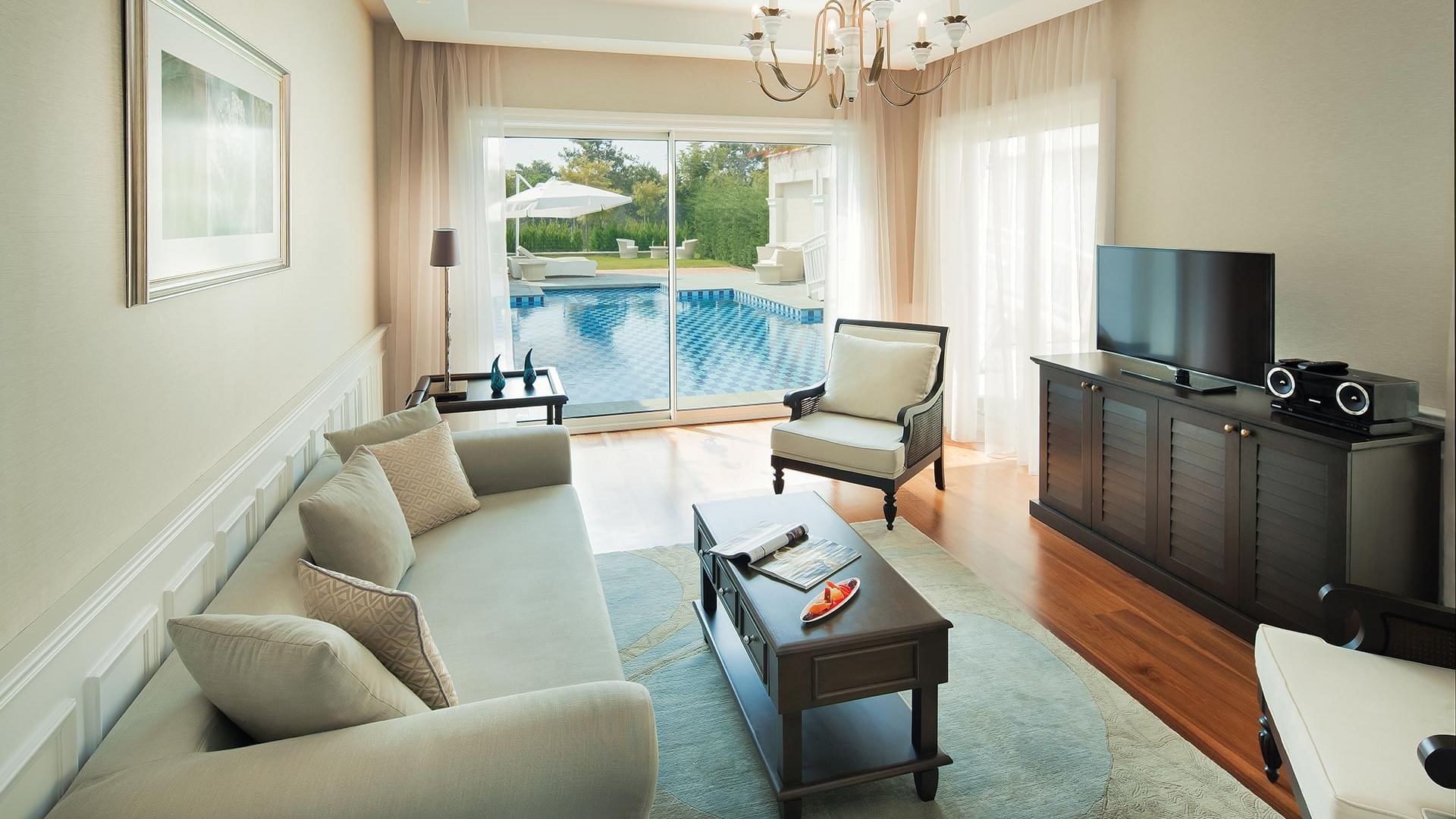 Titanic Deluxe Golf Belek'teki Design Pool Villa'da ahşap zeminli TV oturma alanı.