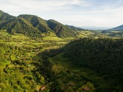 Vue aérienne de l'hôtel entouré par les montagne 