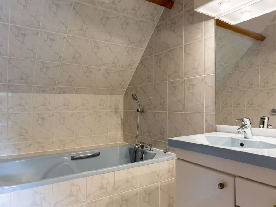 Bathroom with tub, patterned walls at L'Oree des Chenes