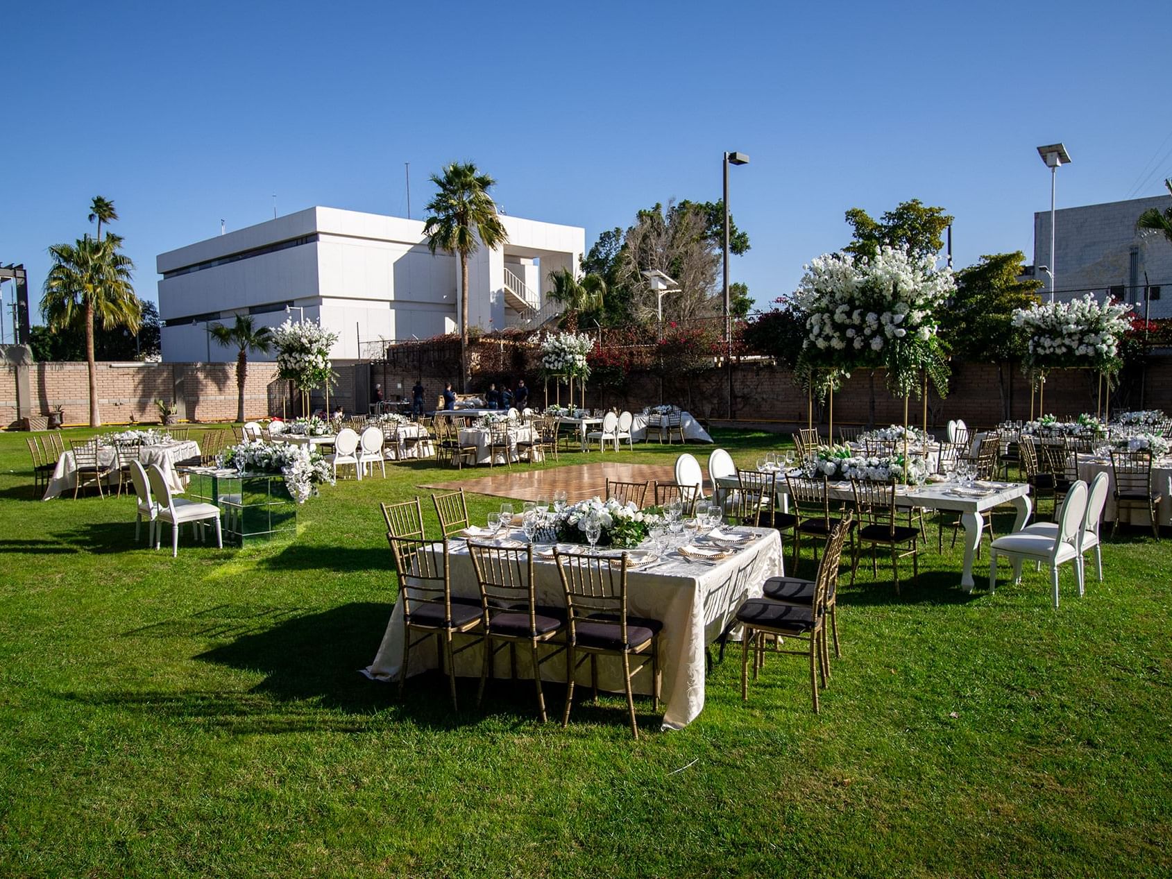 Mesas preparadas para actividad al aire libre