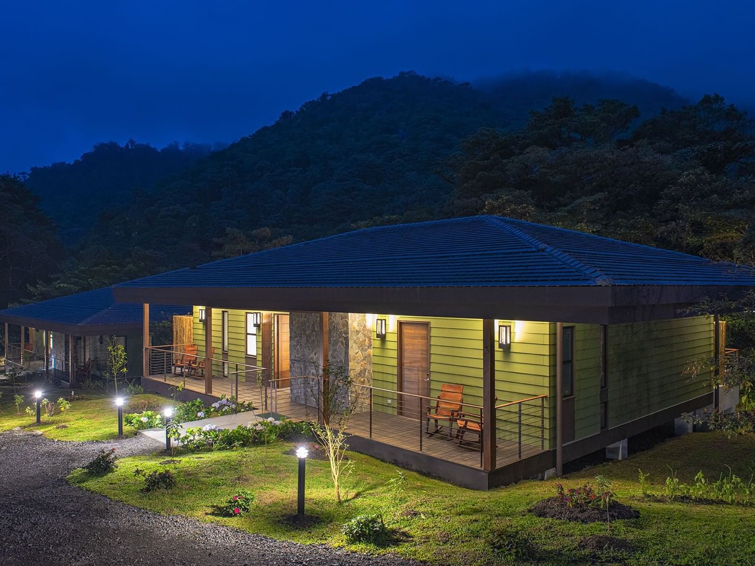 extérieur du pavillon avec montagne en arrière plan