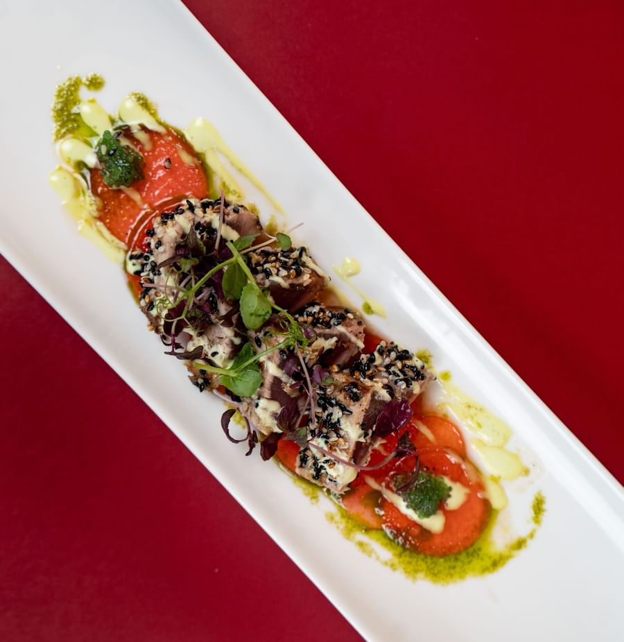 Tataki de thon, prunes aigre-doux, crème au wasabi