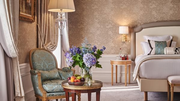 Une chambre d'hôtel élégante, avec un mobilier raffiné, du papier peint à motifs floraux et des fleurs fraîches, à l'Hôtel Westminster.