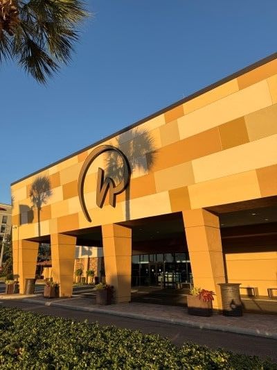 A sunset shining on Rosen Inn International, a family-friendly hotel near the best Orlando bookstores.