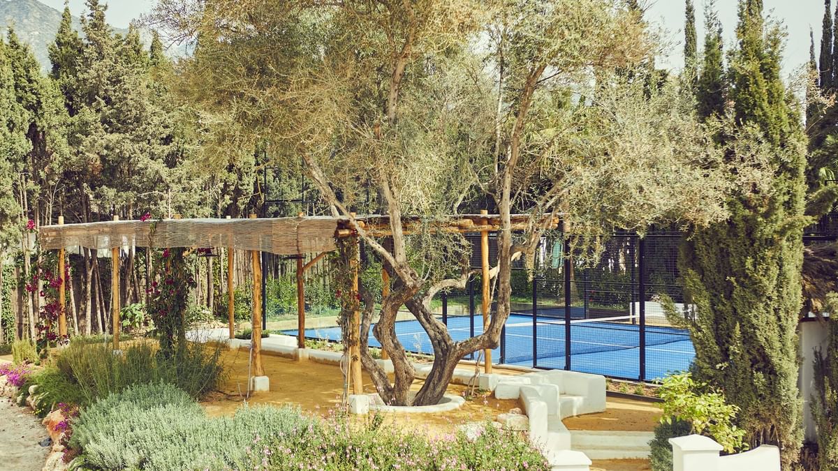 Pista de pádel rodeada de naturaleza en Marbella Club Wellness en Marbella.