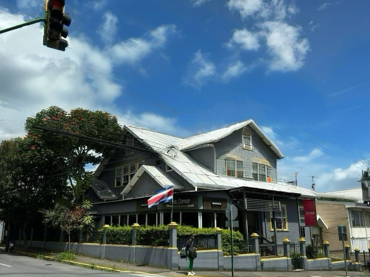 Exterior view of The Corner Pizzería Paseó Colón near D Sabana Hotel, hotels in San Jose Costa Rica