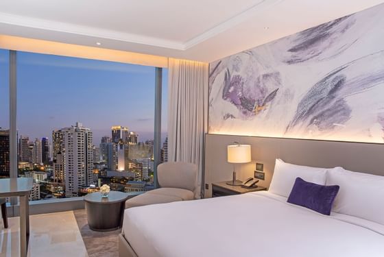 King bed in Club room at Carlton Hotel Bangkok Sukhumvit