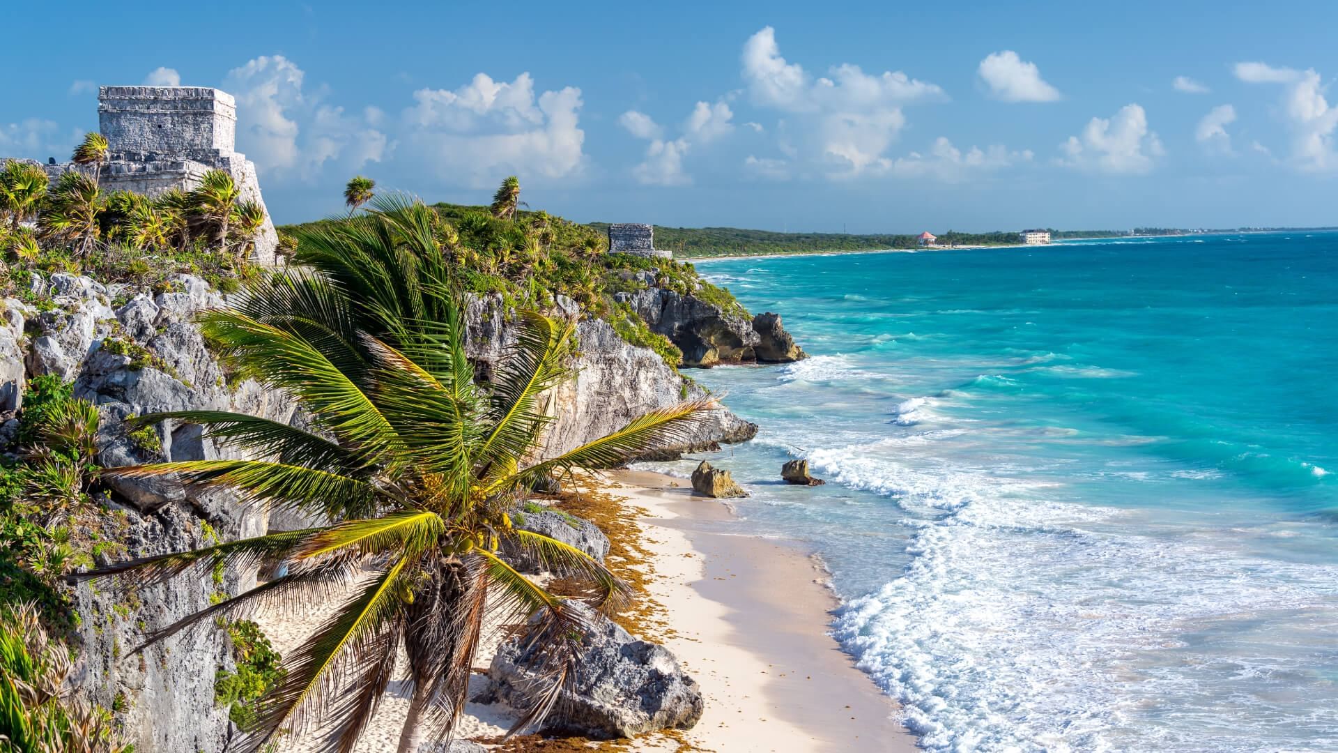 Vista lejana de una playa en Naay Tulum Colección Curamoria