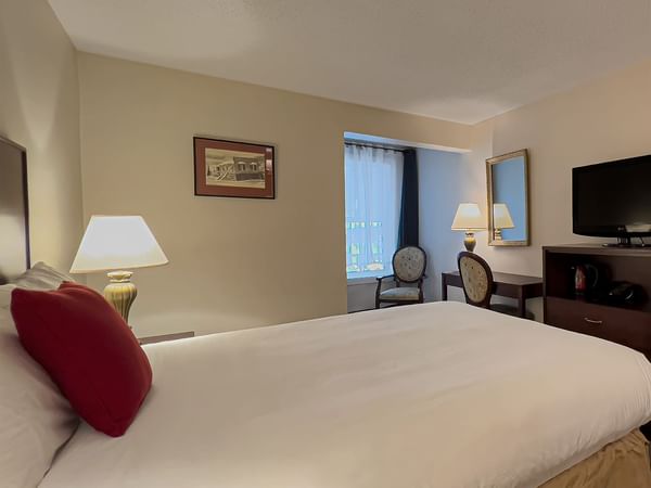 Guest room with queen bed