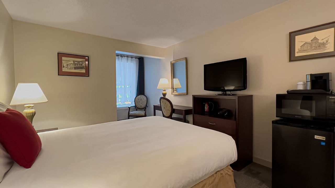 Guest room with queen bed