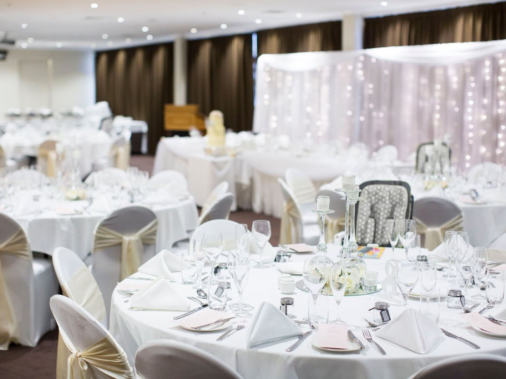 Floral white wedding table set-up at Hotel Grand Chancellor Townsville