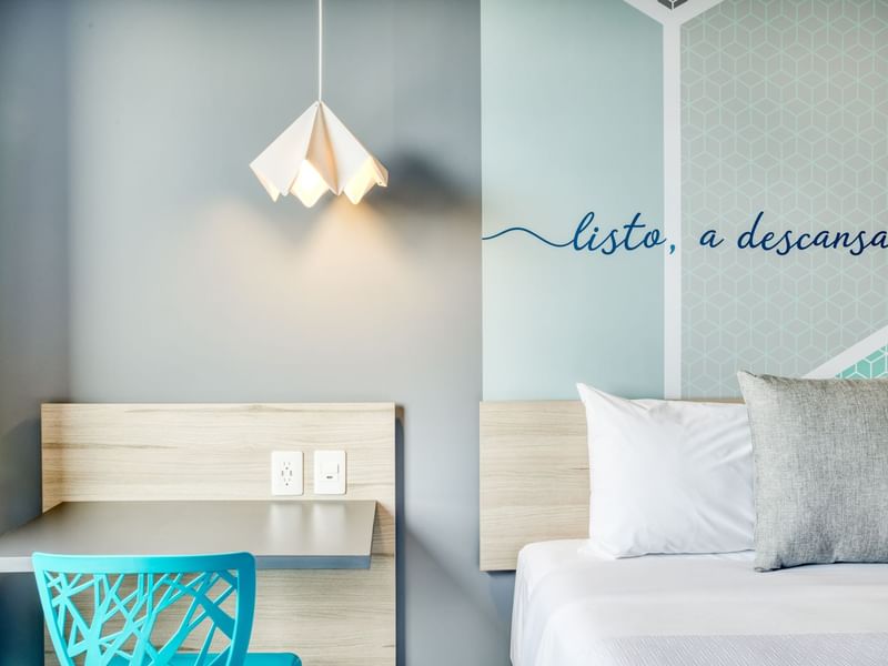 Escritorio con sillón en habitación superior de One Hotels