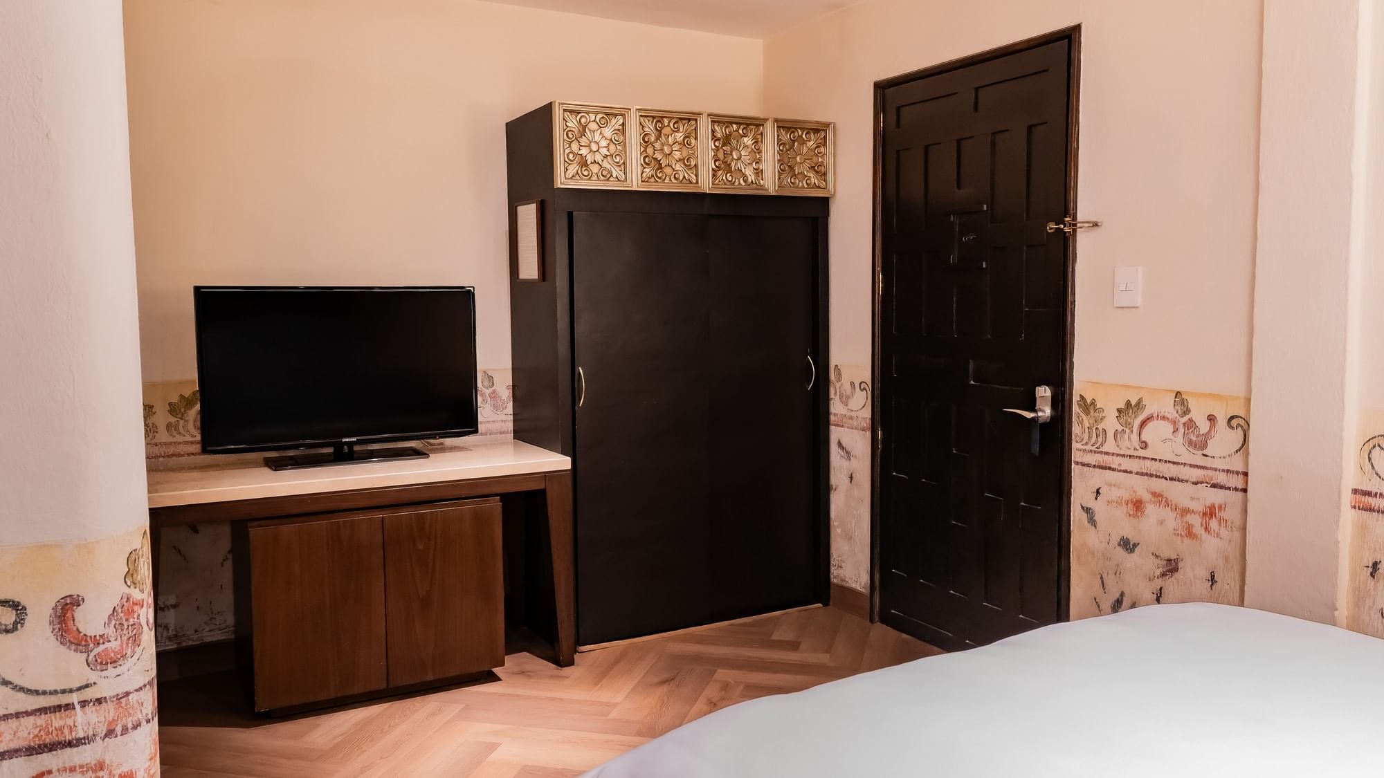 Habitación Gran Clase Matrimonial con televisor, armario y cama en Quinta Real Puebla, Heroica Puebla de Zaragoza