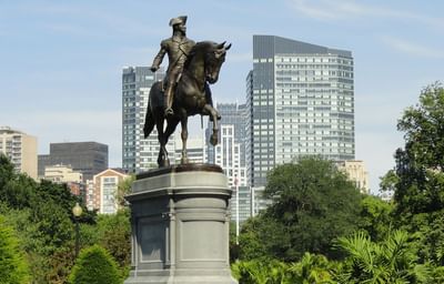 a statue of Paul revere