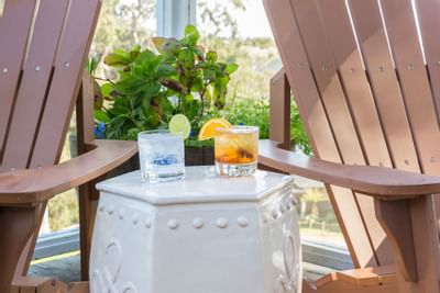 2 Cocktails next to 2 benches at The Heritage House Resort